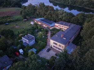 Ośrodek Terapii Uzależnień Nowe Życie w Wapnicy z lotu ptaka, w tle jezioro i lasy.