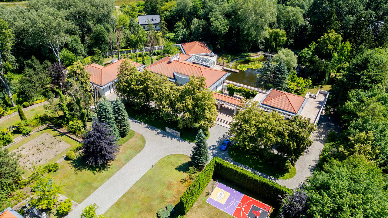 Widok z lotu ptaka na prywatny ośrodek leczenia alkoholizmu w otoczeniu zieleni.